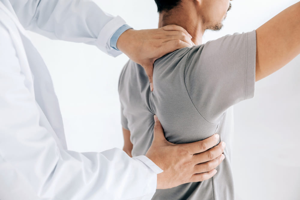 Fisioterapeuta ayudando a paciente ofreciendo Fisioterapia en el Actur